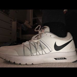 WHITE NIKE SNEAKERS!
